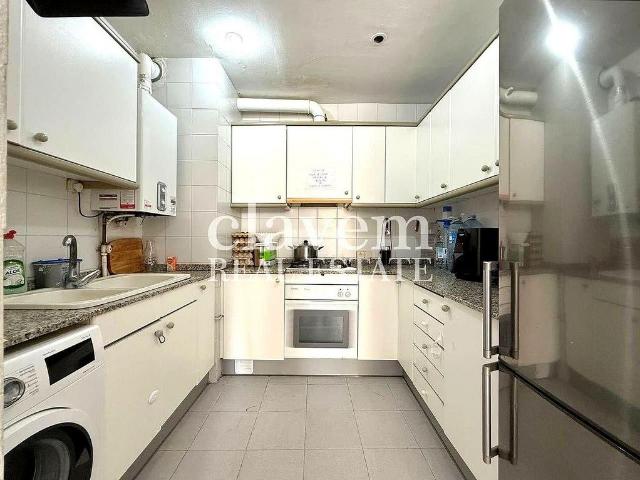 Piso en venta en calle D'albéniz, Hospitalet de Llobregat, L´, de 57 m² 2 habitaciones por 220.000