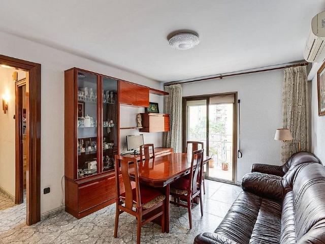 Piso en venta en calle D'alcúdia, Barcelona, de 57 m² 3 habitaciones por 299.000