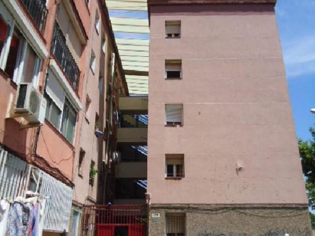 Piso en venta en calle D'alfons XII, Badalona, de 56 m² 3 habitaciones por 74.000