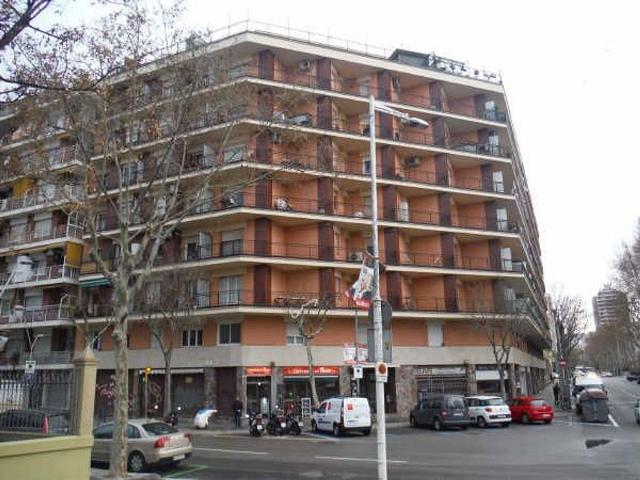 Piso en venta en calle D'alí Bei, Barcelona, de 64 m² 3 habitaciones por 310.000