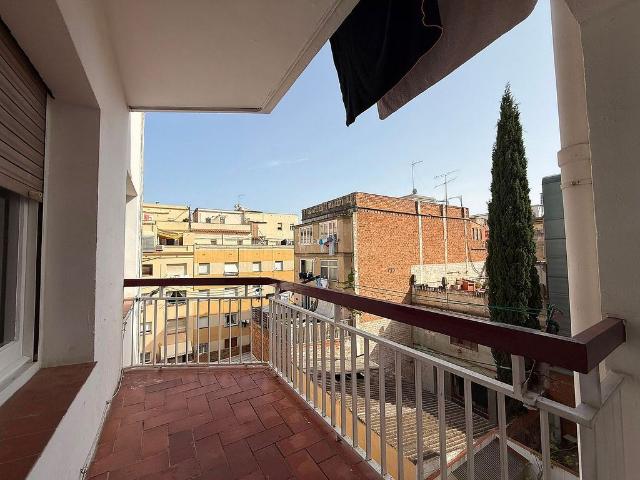 Piso en venta en calle D'amèrica, Barcelona, de 72 m² 3 habitaciones por 369.000