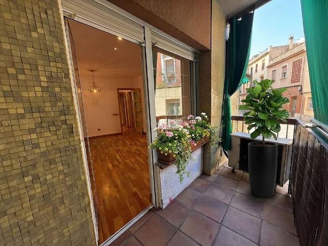 Piso en venta en calle D'amílcar, Barcelona, de 68 m² 2 habitaciones por 315.000