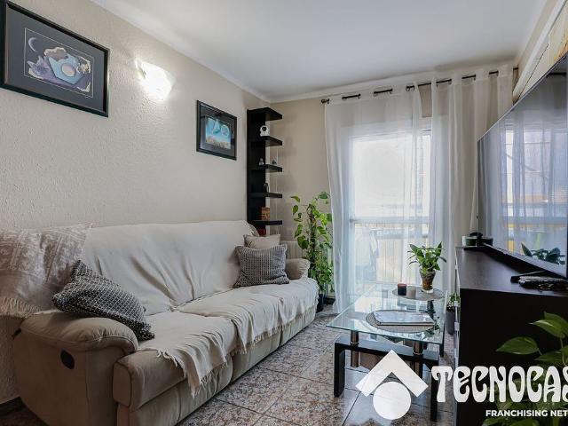 Piso en venta en calle D'aragó, Santa Coloma de Gramanet, de 64 m² 3 habitaciones por 210.000