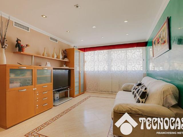 Piso en venta en calle D'argentona, Badalona, de 90 m² 3 habitaciones por 300.000