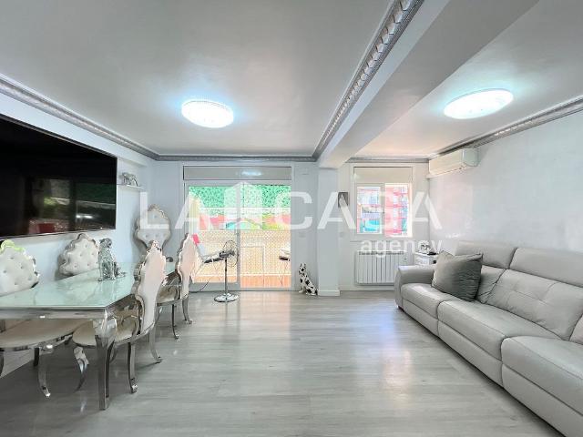 Piso en venta en calle D'austràlia, Badalona, de 78 m² 3 habitaciones por 299.000