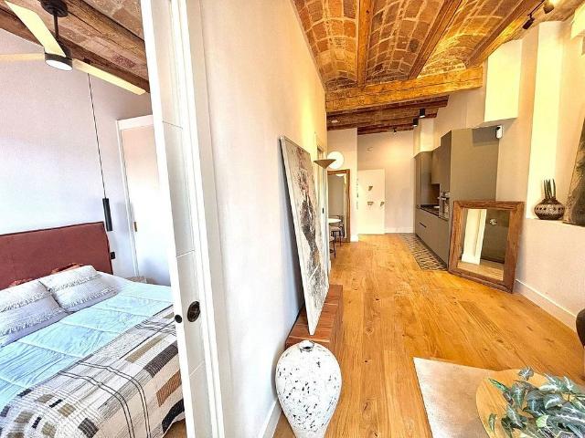 Piso en venta en calle D'avinyó, Barcelona, de 4.704 m² 2 habitaciones por 359.000