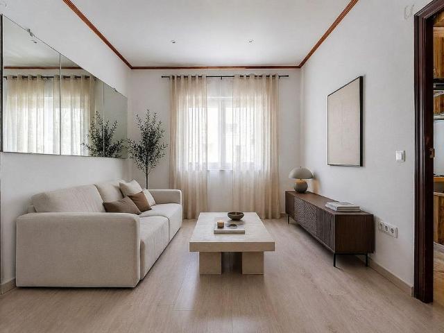 Piso en venta en calle De Magalhães, Barcelona, de 62 m² 3 habitaciones por 270.000