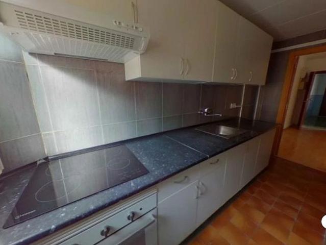 Piso en venta en calle De Magallanes, Santa Coloma de Gramanet, de 64 m² 3 habitaciones por 100.000