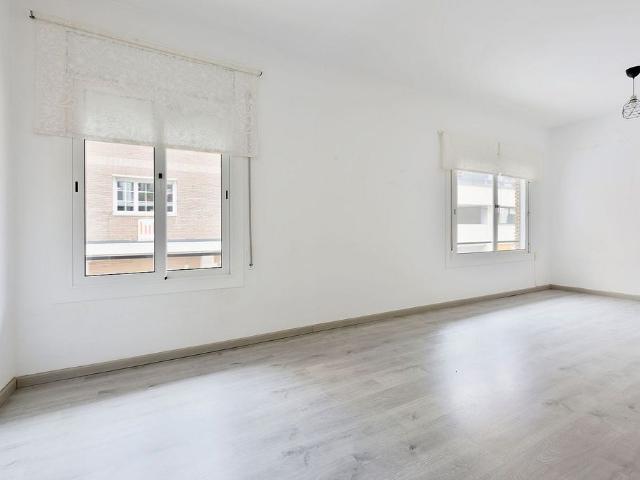 Piso en venta en calle De Maignon, Barcelona, de 74 m² 3 habitaciones por 398.000