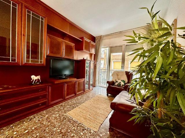 Piso en venta en calle De Mascaró, Barcelona, de 83 m² 4 habitaciones por 340.000