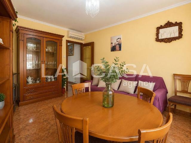 Piso en venta en calle De Marina, Santa Coloma de Gramanet, de 90 m² 3 habitaciones por 314.500