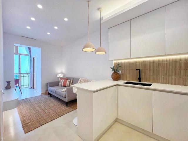 Piso en venta en calle De Martínez de la Rosa, Barcelona, de 56 m² 2 habitaciones por 449.000