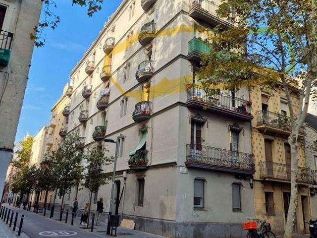 Piso en venta en calle De Melcior de Palau, Barcelona, de 36 m² 3 habitaciones por 180.000