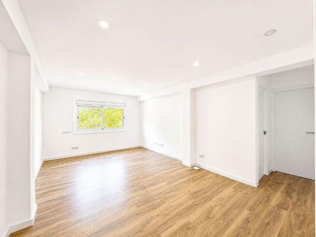 Piso en venta en calle De Menorca, Barcelona, de 85 m² 3 habitaciones por 399.000