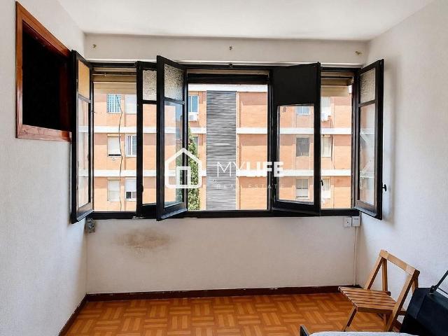 Piso en venta en calle De Messina, Barcelona, de 58 m² 3 habitaciones por 150.000