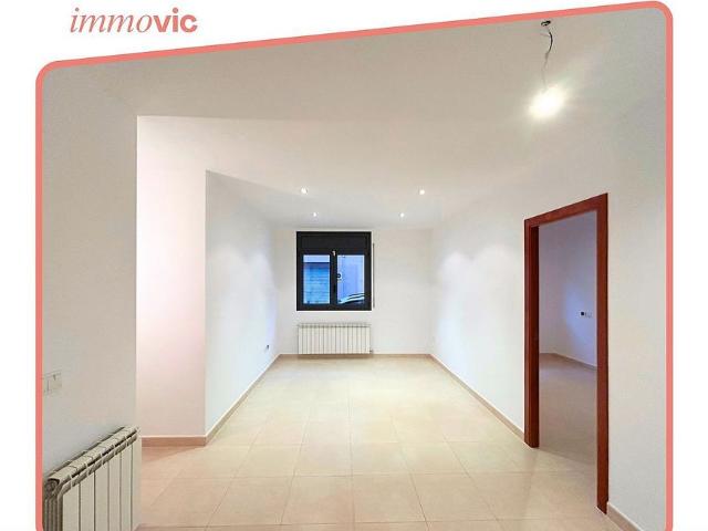 Piso en venta en calle De Montserrat, Sant Hipòlit de Voltregà, de 71 m² 3 habitaciones por 159.000