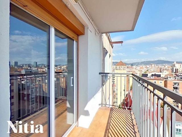 Piso en venta en calle De Mossèn Amadeu Oller, Barcelona, de 74 m² 3 habitaciones por 409.000