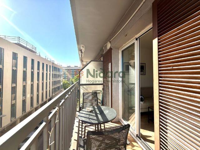 Piso en venta en calle De Mossèn Amadeu Oller, Barcelona, de 74 m² 3 habitaciones por 415.000