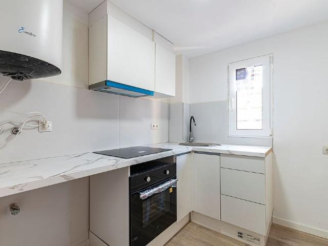 Piso en venta en calle De Nàpols, Badalona, de 55 m² 3 habitaciones por 140.000