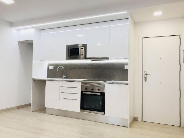 Piso en venta en calle De Bàrcino, Barcelona, de 55 m² 2 habitaciones por 240.000