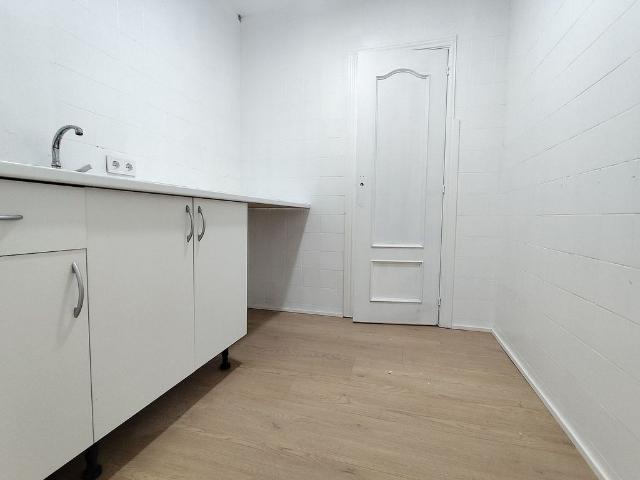 Piso en venta en calle De Beethoven, Santa Coloma de Gramanet, de 81 m² 3 habitaciones por 219.000