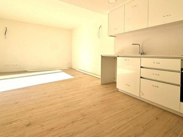 Piso en venta en calle De Bernat Bransi, Barcelona, de 69 m² 3 habitaciones por 358.400