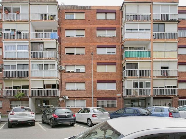 Piso en venta en calle De Berenguer D'entença, Santa Perpètua de Mogoda, de 65 m² 3 habitaciones por 119.000