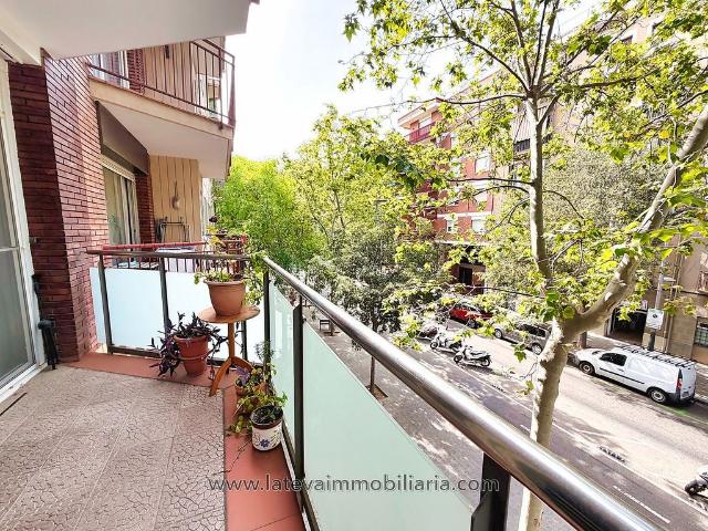 Piso en venta en calle De Berlín, Barcelona, de 99 m² 4 habitaciones por 599.000