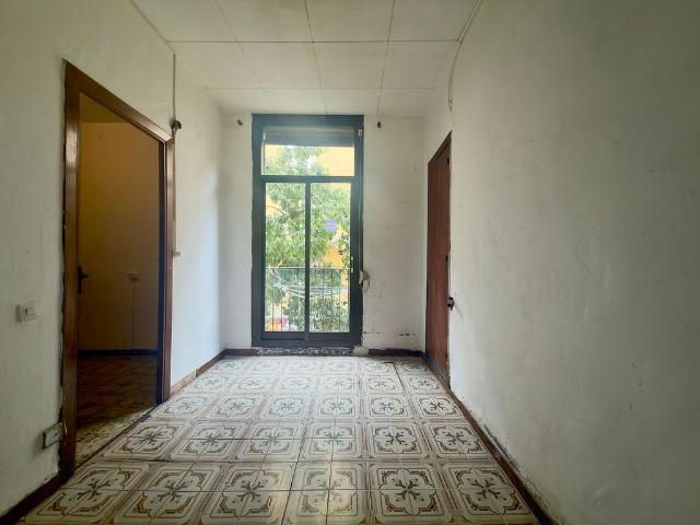 Piso en venta en calle De Blai, Barcelona, de 66 m² 3 habitaciones por 320.000