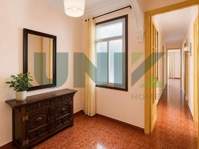 Piso en venta en calle De Blai, Barcelona, de 85 m² 4 habitaciones por 369.000
