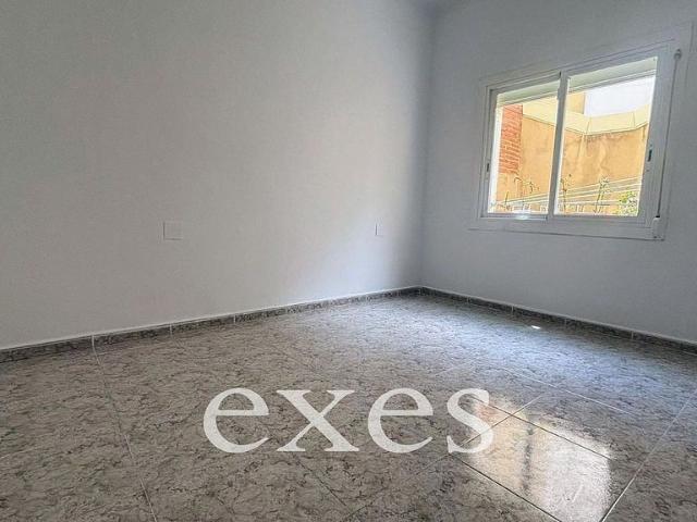 Piso en venta en calle De Bonsoms, Barcelona, de 53 m² 3 habitaciones por 239.000