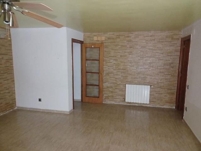 Piso en venta en calle De Briquets, Barcelona, de 89 m² 4 habitaciones por 215.000