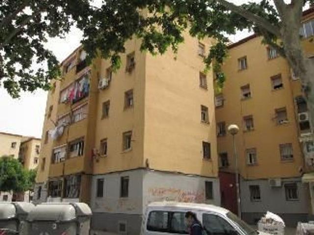 Piso en venta en calle De Cáceres, Badalona, de 60 m² 3 habitaciones por 100.000