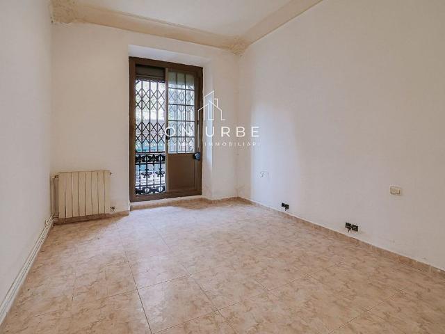 Piso en venta en calle De Calàbria, Barcelona, de 68 m² 3 habitaciones por 440.000