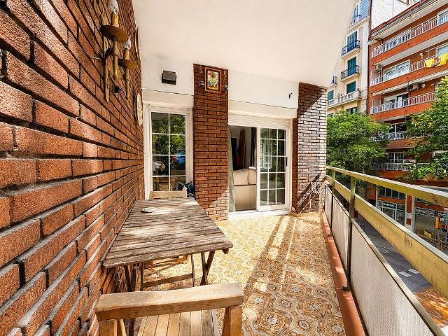 Piso en venta en calle De Calàbria, Barcelona, de 95 m² 3 habitaciones por 559.000