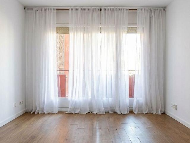 Piso en venta en calle De Calàbria, Barcelona, de 105 m² 4 habitaciones por 495.000