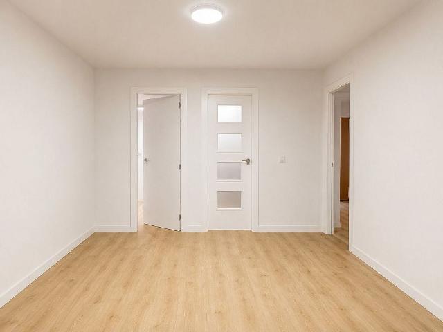 Piso en venta en calle De Calderón de la Barca, Barcelona, de 79 m² 4 habitaciones por 239.000