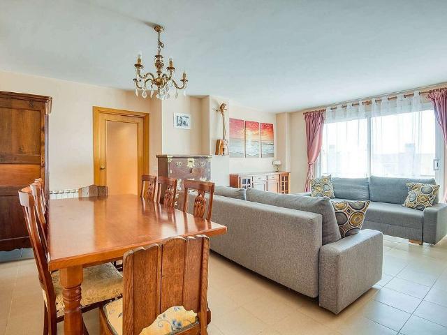 Piso en venta en calle De Canigó, Sant Feliu de Guíxols, de 102 m² 3 habitaciones por 235.000