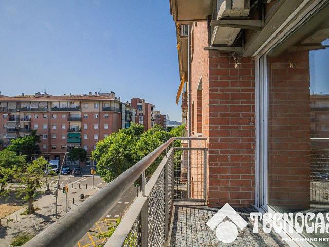 Piso en venta en calle De Caracas, Barcelona, de 87 m² 3 habitaciones por 235.000