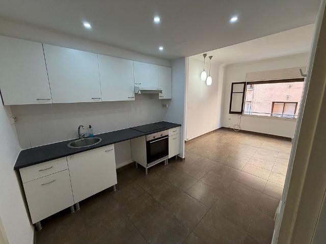 Piso en venta en calle De Cartagena, Barcelona, de 66 m² 3 habitaciones por 375.000