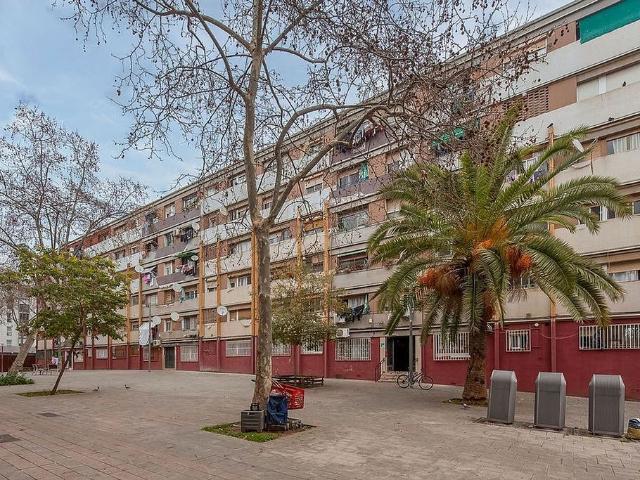 Piso en venta en calle De Catània, Barcelona, de 47 m² 3 habitaciones por 55.000 €