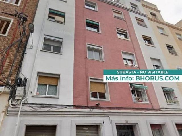 Piso en venta en calle De Coïmbra, Barcelona, de 68 m² 3 habitaciones por 100.000