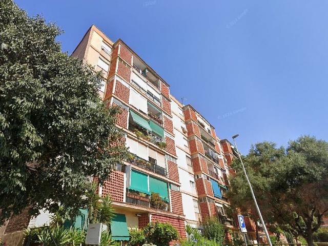 Piso en venta en calle De Costabona, Barcelona, de 58 m² 3 habitaciones por 158.000