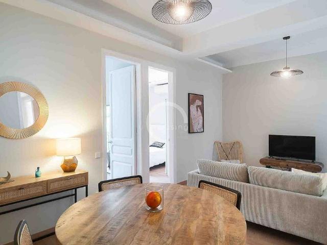 Piso en venta en calle De Còrsega, Barcelona, de 66 m² 3 habitaciones por 450.000