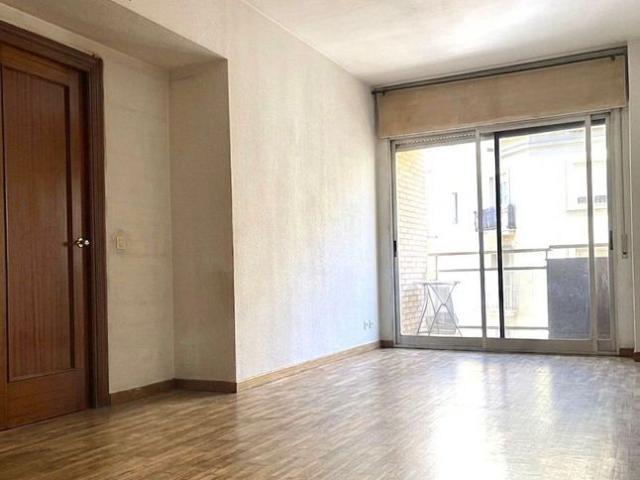 Piso en venta en calle De Còrsega, Barcelona, de 85 m² 4 habitaciones por 439.900