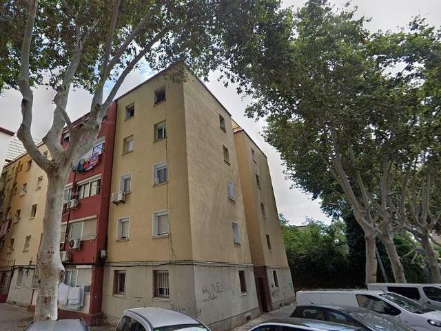 Piso en venta en calle De Covadonga, Badalona, de 60 m² 3 habitaciones por 42.000