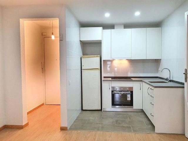 Piso en venta en calle De Cristóbal de Moura, Barcelona, de 46 m² 3 habitaciones por 220.000