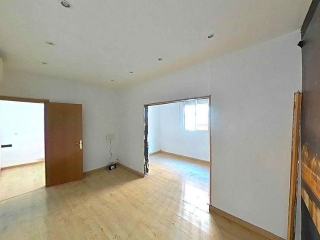 Piso en venta en calle De Desfar, Barcelona, de 57 m² 2 habitaciones por 267.000