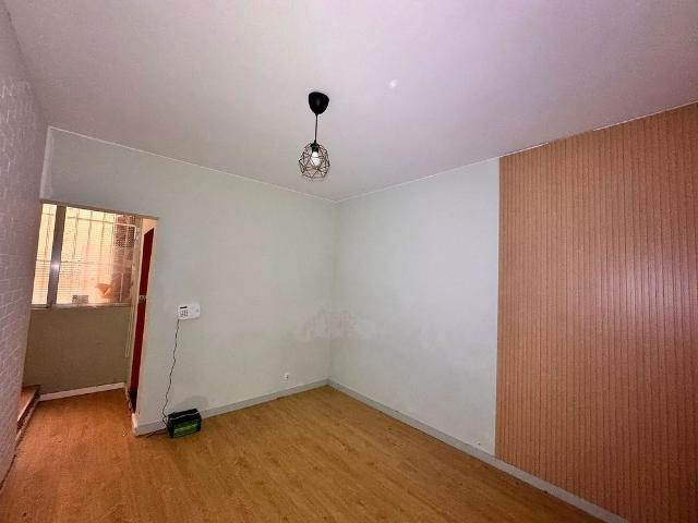 Piso en venta en calle De Feijóo, Barcelona, de 61 m² 3 habitaciones por 104.900