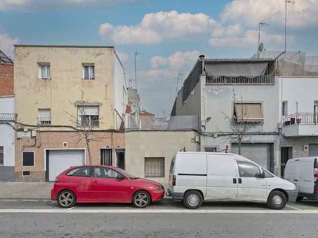 Piso en venta en calle De Felip II, Terrassa, de 60 m² 3 habitaciones por 64.000